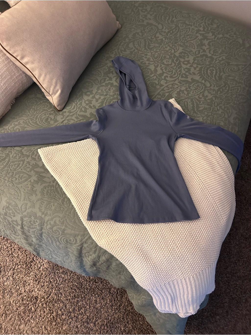 Alo Yoga Women's Slate Blue Long Sleeve Hooded Top